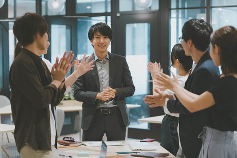 昇進祝いに必要な金額やマナーは？選び方や注意点も解説